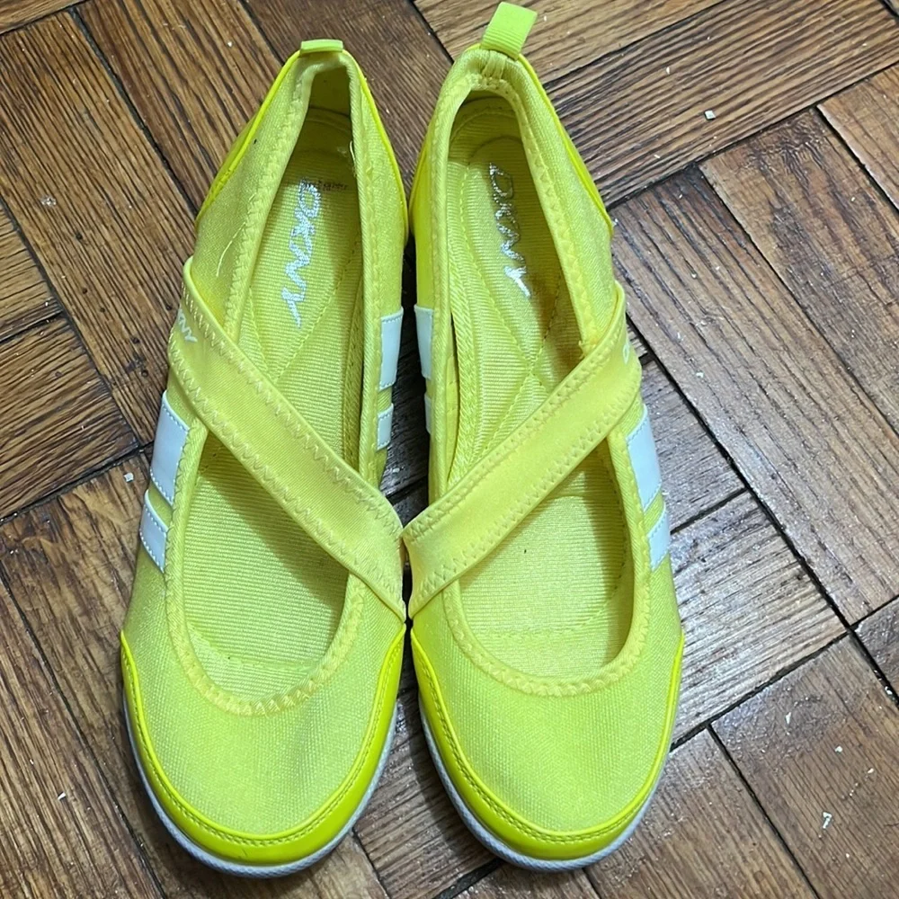 NWOB DKNY yellow shoes size: 8 - Picture 2 of 6